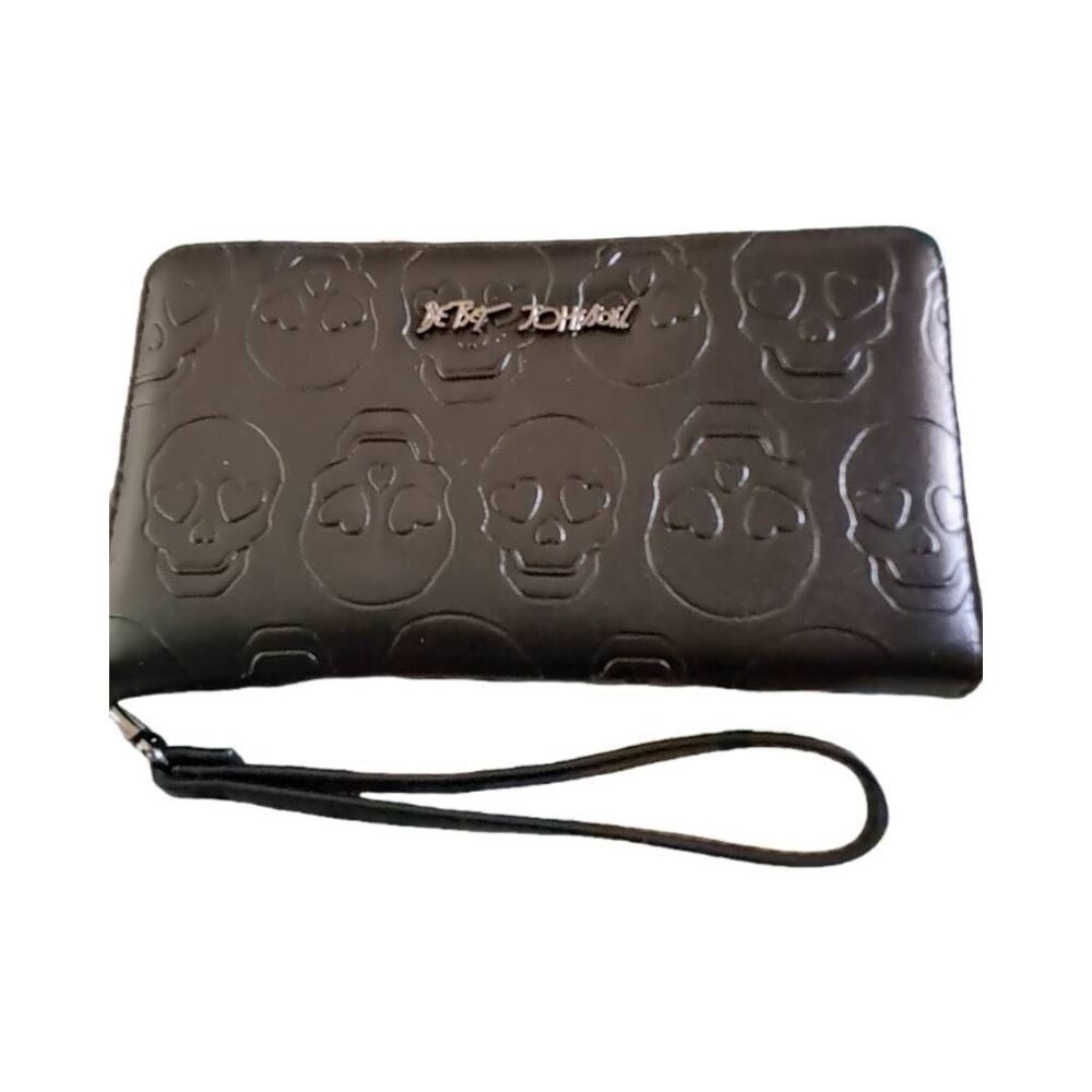 NWT~BETSEY JOHNSON Black Skull Design Deboss Vegan Leather Zip Wristlet Wallet